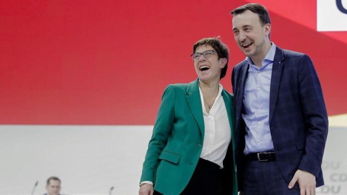 Annegret Kramp-Karrenbauer (AKK) y Paul Ziemiak, en Hamburgo.-AP / MARKUS SCHREIBER