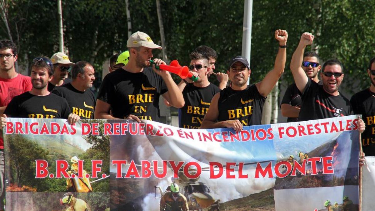 Los trabajadores de la Brigada de Refuerzo de Incendios Forestales, Brif, de Tabuyo del Monte (León) se concentran ante la sede de Tragsa.-