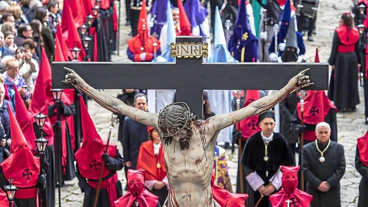 La procesión del Santísimo Cristo de la Luz, con la talla de el escultor Gregorio Fernández, a su salida del Colegio de Santa Cruz.-PABLO REQUEJO