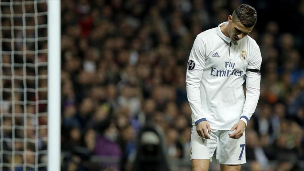 Ronaldo expresa su frustración tras perder una ocasión en el encuentro ante el Borussia Dortmund.-JOSÉ LUIS ROCA
