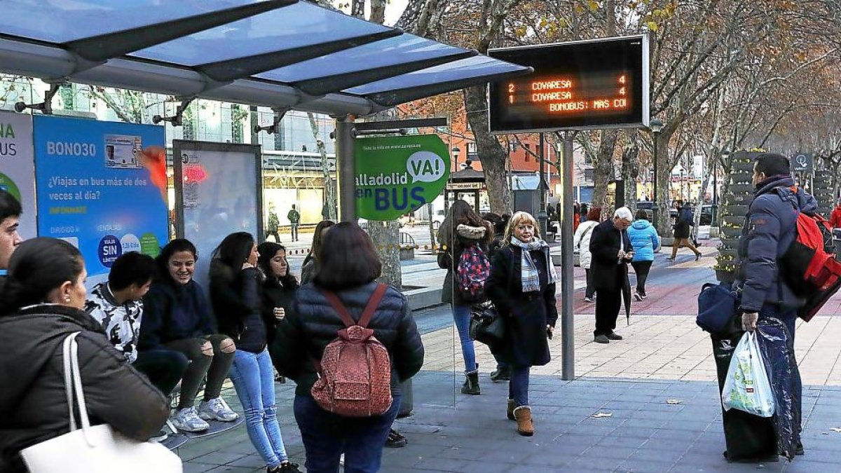 Viajeros esperan al autobús tras los cambios en las líneas.-J.M. LOSTAU