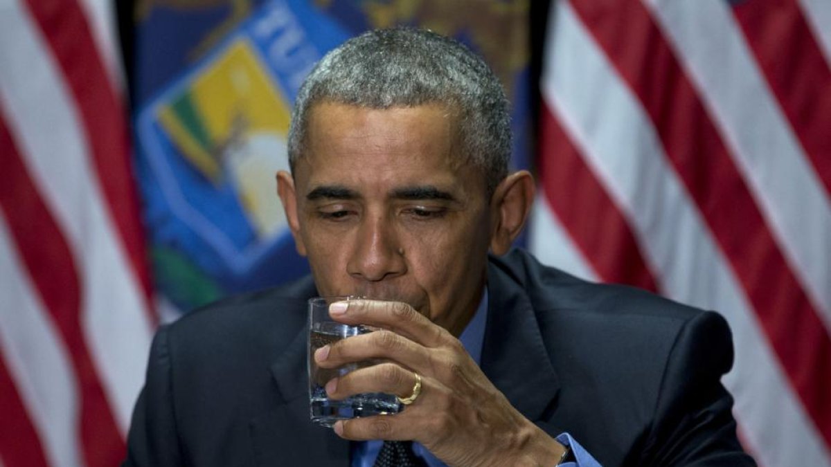 El presidente Obama bebe un vaso de agua de Flint.-