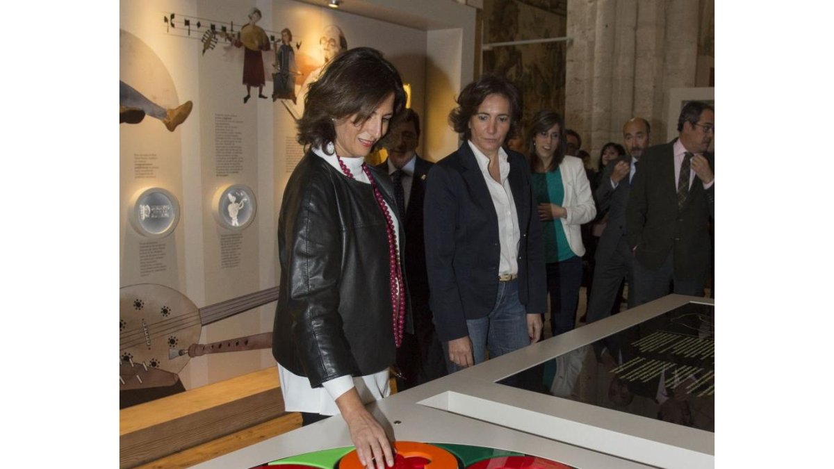 La consejera de Cultura, Josefa García Cirac, acompañada de la secretaria de Estado de Turismo, Isabel Borrego, y por el presidente de la Diputación de Burgos, César Rico, entre otros, visista los Centros de Interpretación de las Cuatro Villas de Amaya.-ICAL