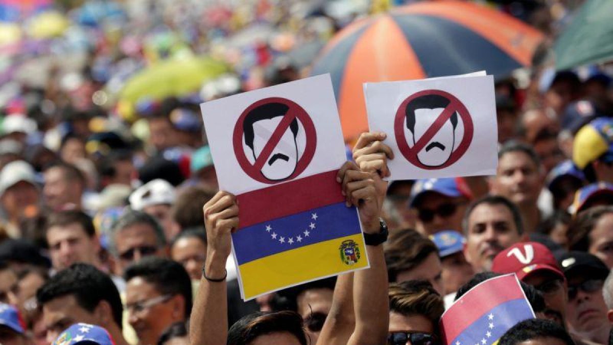 Opositores a Nicolás Maduro, durante una protesta en Caracas, este miércoles.-REUTERS / CARLOS GARCIA RAWLING