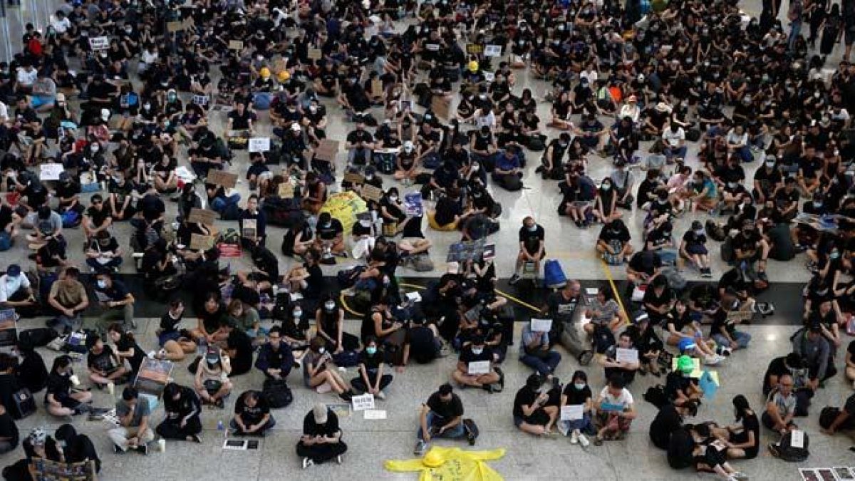 Cientos de personas ocupan el Aeropuerto de Hong Kong-EFE