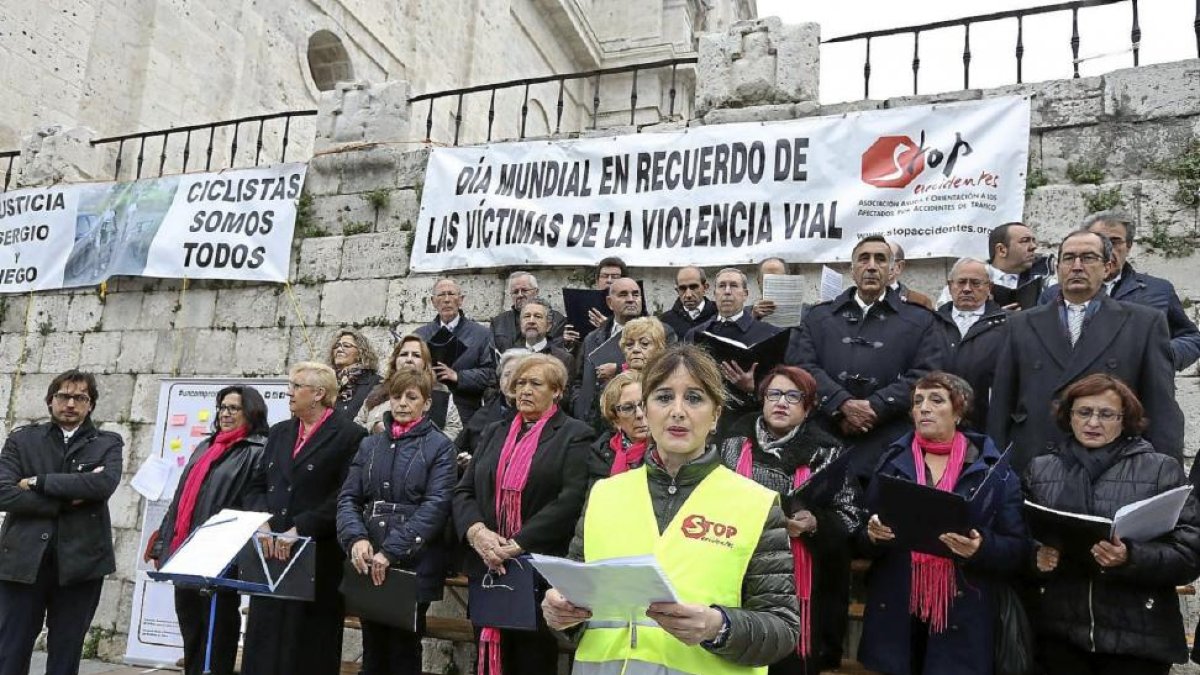 La psicóloga de la asociación Stop Accidentes abre el acto con la actuación de la Coral Capilla Clásica de Valladolid.-Pablo Requejo