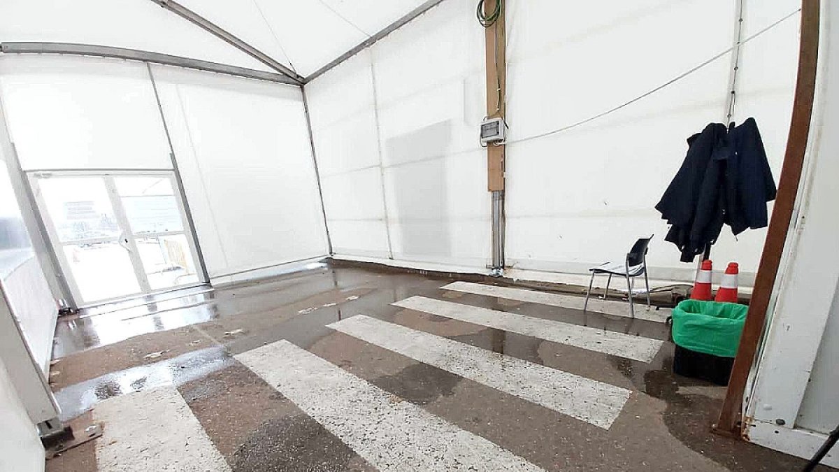 Carpas en el parking de los hospitales. E.M.