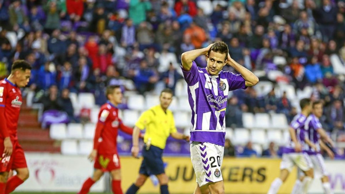 Del Moral se echa las manos a la cabeza, tras una ocasión fallada por el Real Valladolid.-MIGUEL ÁNGEL SANTOS