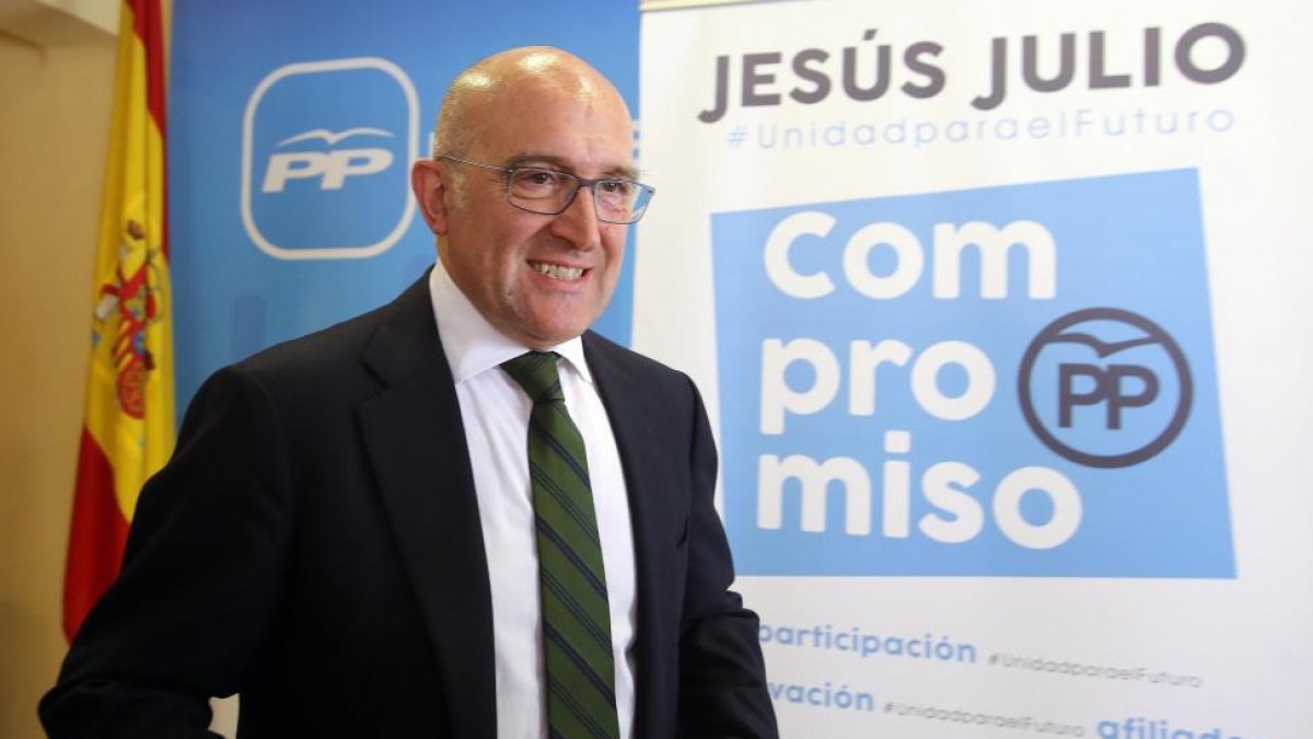 Jesús Julio Carnero presenta los avales para ser candidato a la presidencia del PP provincial-Miriam Chacón / ICAL