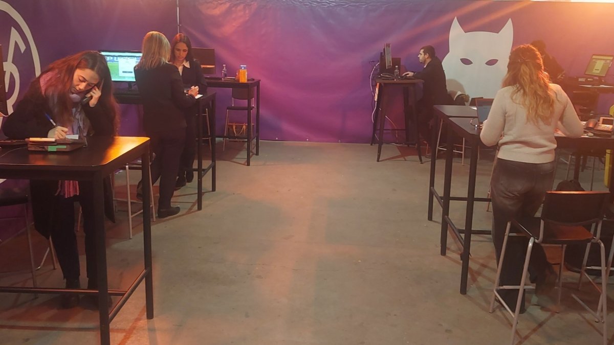 Oficina para la ayuda al voto telemático, en la mañana del sábado.