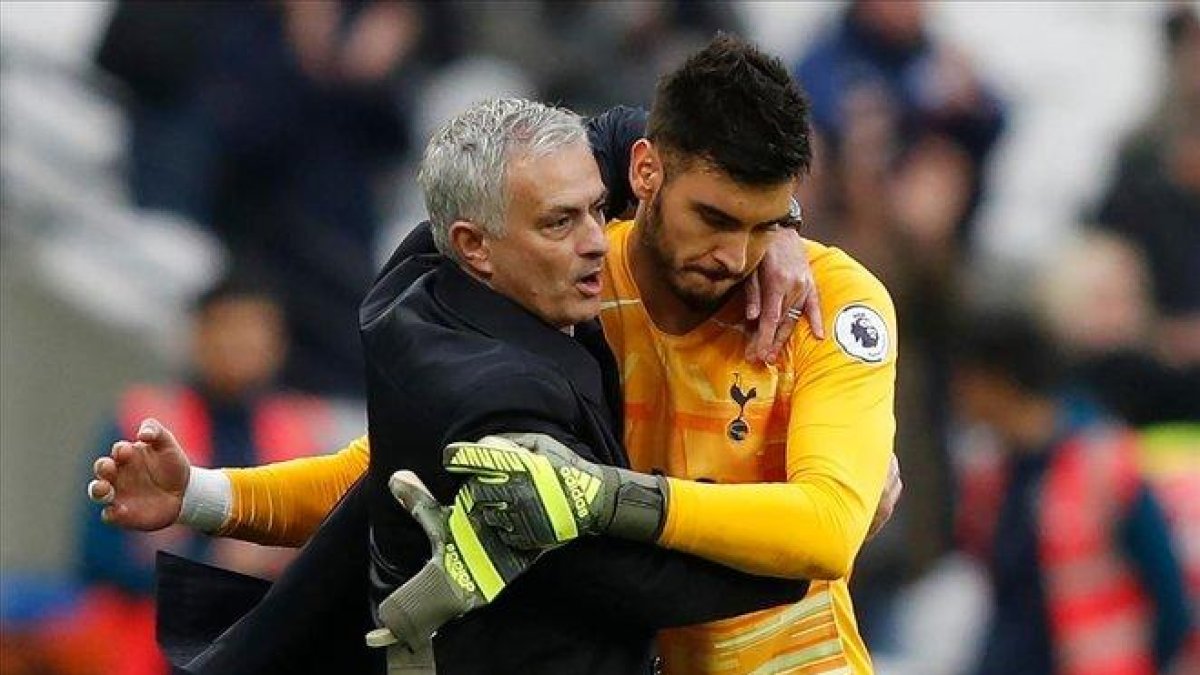 José Mourinho se abraza con Paulo Gazzaniga, portero del Tottenham, tras derrotar al West Ham.-ADRIAN DENNIS (AFP)