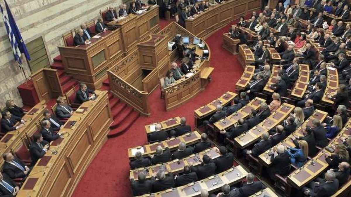 Diputados en el Parlamento de Grecia, durante la votación fracasada para elegir presidente.-Foto: EFE / PANTELIS SAITAS