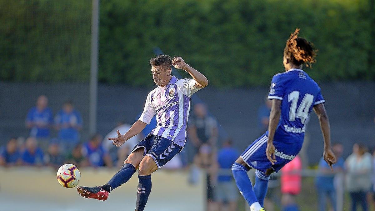 Alcaraz realiza un lanzamiento en el partido de pretemporada frente al Oviedo.-PHOTO-DEPORTE