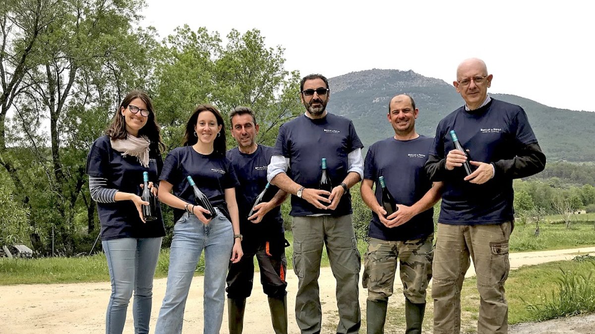 En la imagen, a la derecha, Feliciano Conde, acompañado por parte del equipo: la enóloga Celia de Dios Lafuente, Teresa Conde, responsable de comunicación, el
el bodeguero Urbano García Corral,Javier
del Cid Martín y José Manuel Sánchez . / LA POSADA