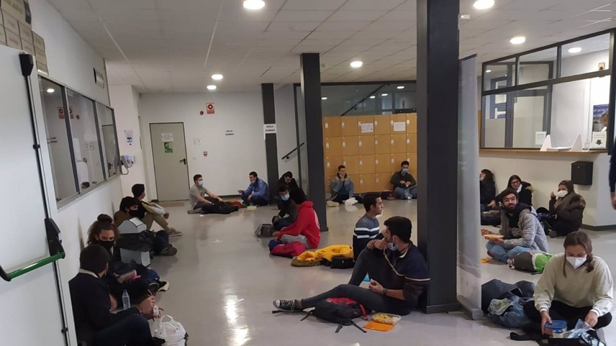 Alumnos de Ciencias de la UVA comen en el suelo de la facultad. - EUROPA PRESS