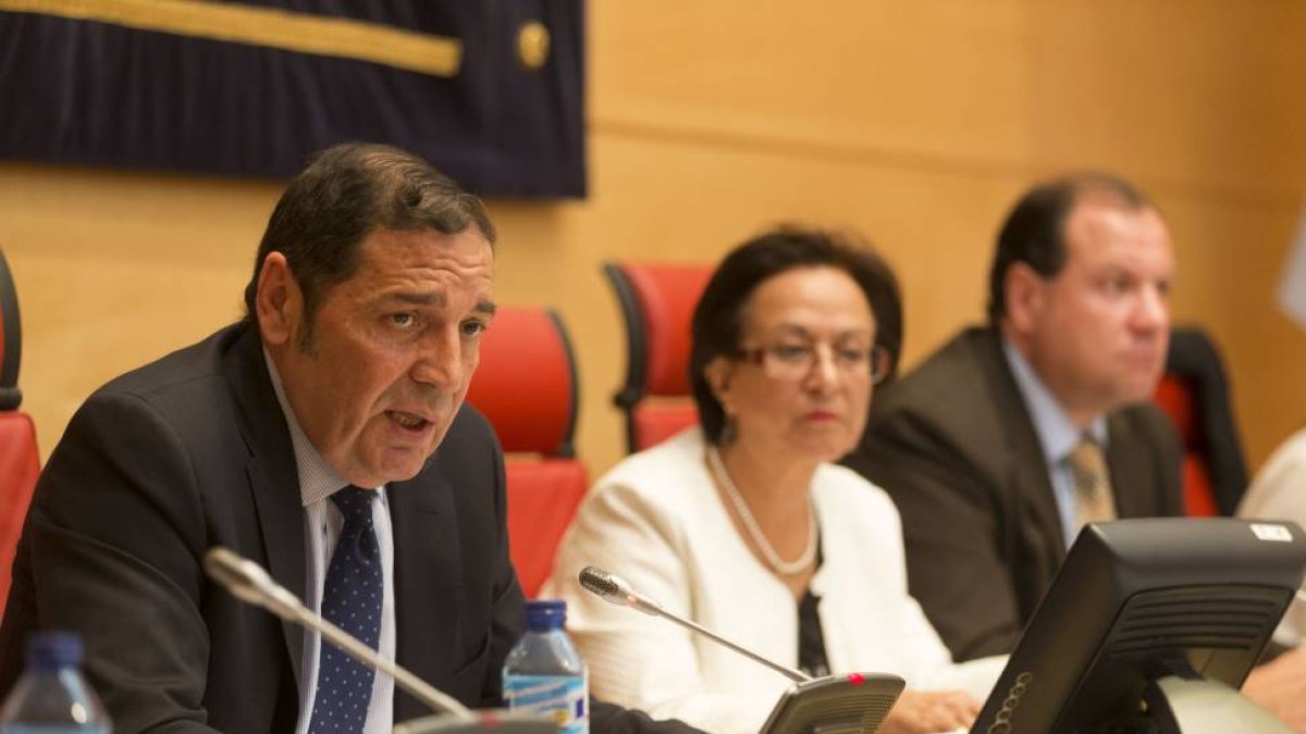 El consejero de sanidad, Antonio María Sáez Aguado (I), comparece en las Cortes de Castilla y León.-ICAL