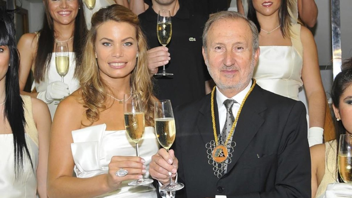 Pedro Bonet, miembro del consejo de administración del grupo vitivinícola, brinda con una copa con Carla Goyanes, elegida reina del cava Freixenet 2010 en San Sadurní d’Anoia.-