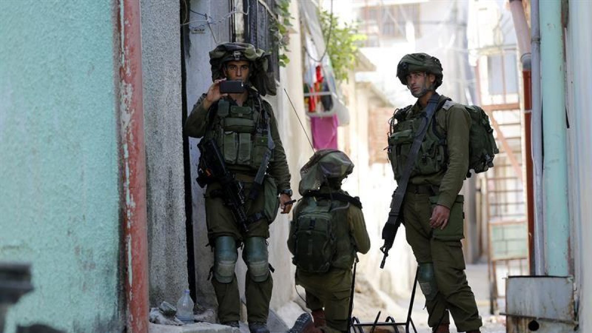 Soldados israelíes llevan a cabo una operación militar en el sur de Hebrón, Palestina.-EFE / ARCHIVO