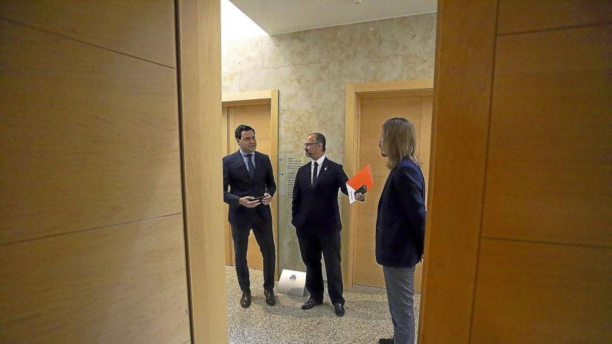 Raúl de la Hoz, Luis Fuentes y Pablo Fernández, instantes antes de la reunión.-ICAL