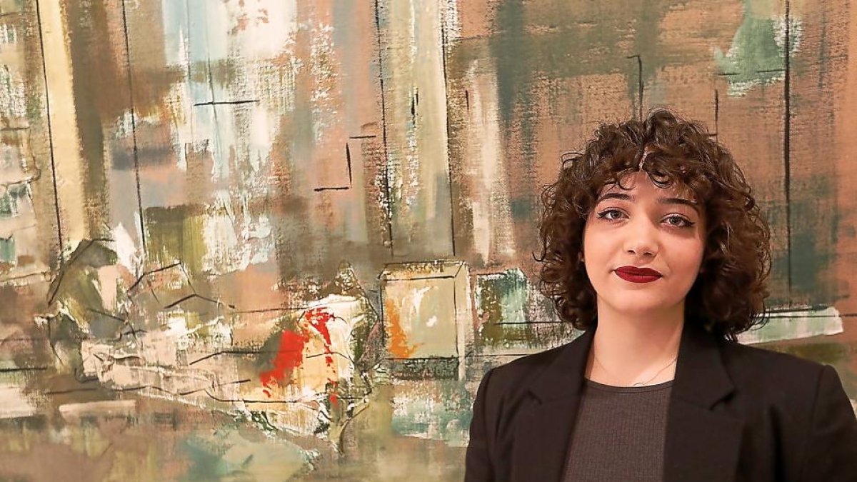 Berta Santos Solé posa junto a una de sus creaciones.-J. M. LOSTAU
