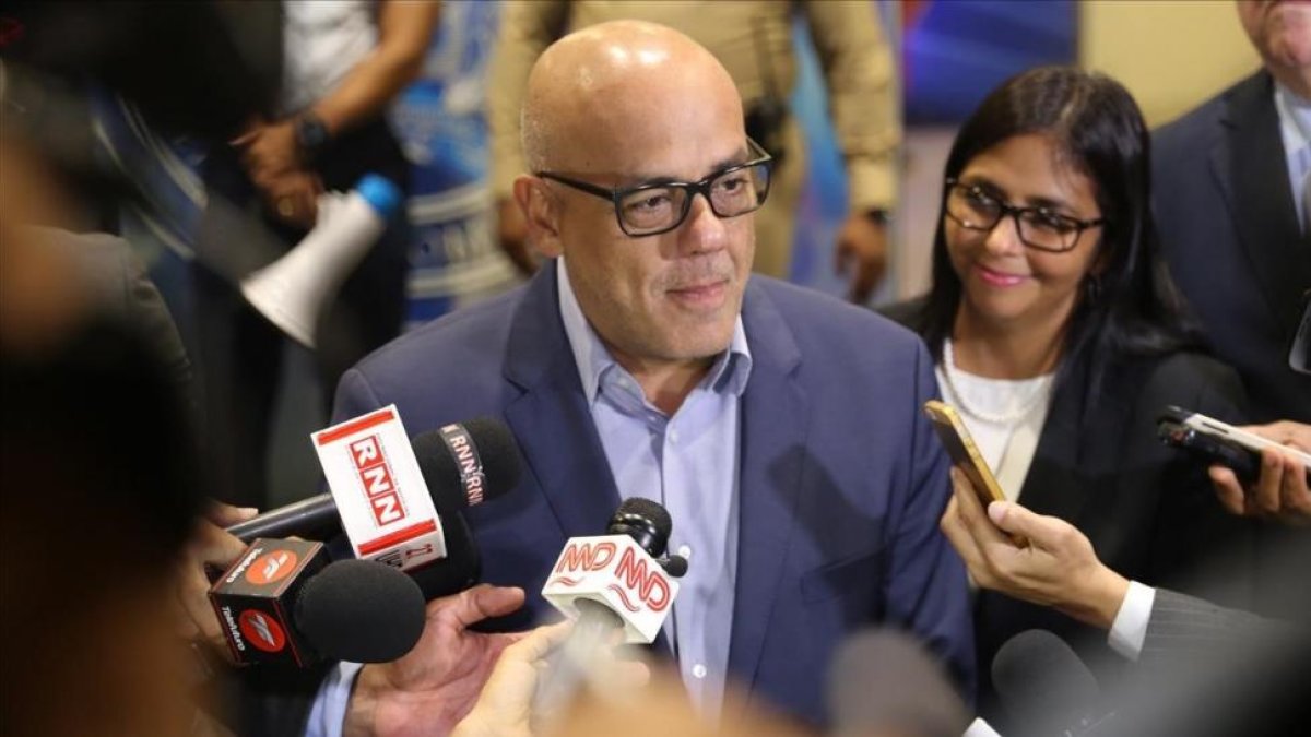 El alcalde de Caracas, Jorge Rodríguez (centro), junto a la presidenta de la oficialista Asamblea Nacional Constituyente de Venezuela, Delcy Rodríguez, en Santo Domingo, el 14 de septiembre-EFE