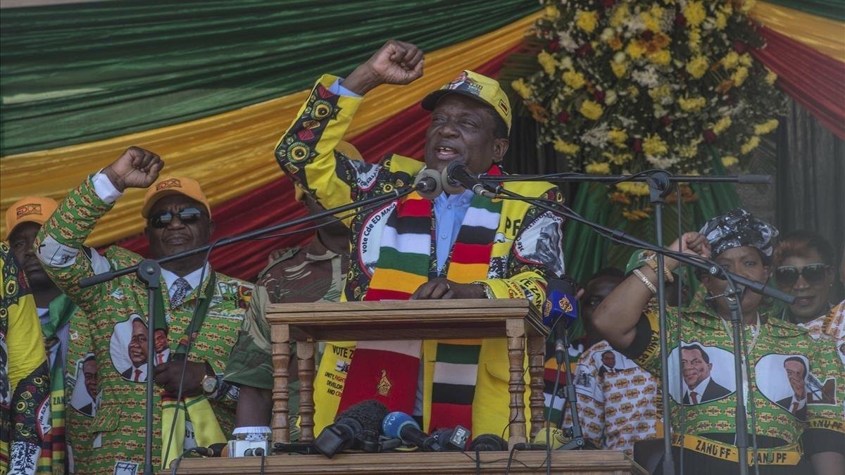 El presidente Emmerson Mnangagwa, en el cierre de campaña en Harare.-AP
