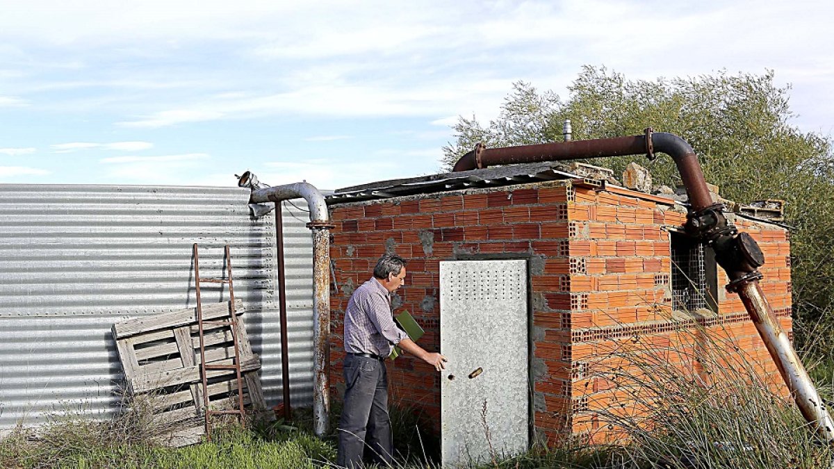 Un agricultor entra en una caseta para conectar las bombas de riego de su explotación en Medina. - E. Margareto / ICAL