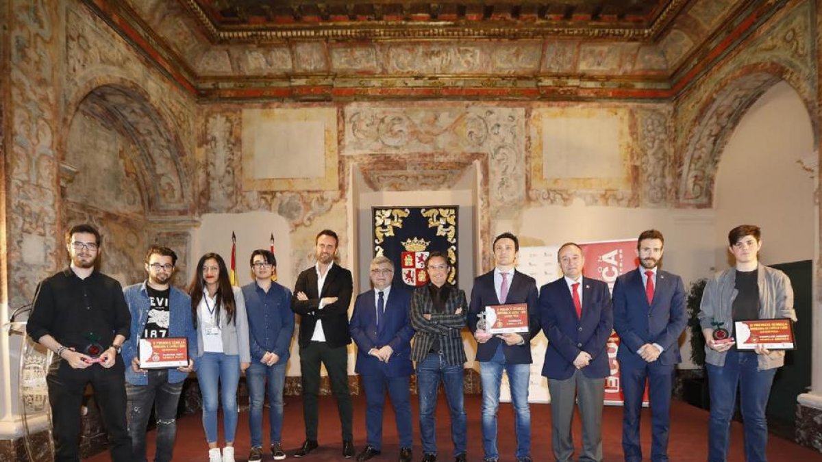 El secretario general de la Consejería de Educación, Juan Casado, junto a lo galardonados en el Concurso ‘Semilla Empresarial’-Miriam Chacón / ICAL