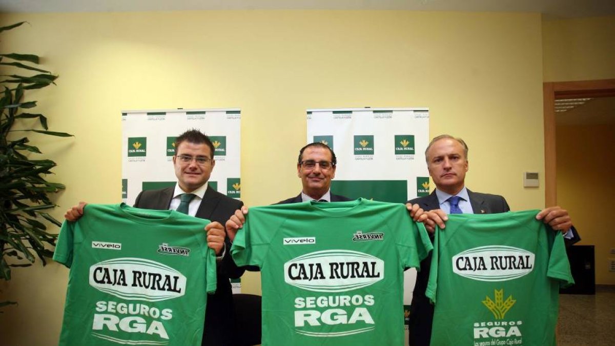 De izquierda a derecha, Javier Diago, representante de Caja Rural de Soria; Narciso Pedro Martín, representante de Caja Rural de Zamora y León; y Jorge Esteban, representante de Caja Viva-Ical