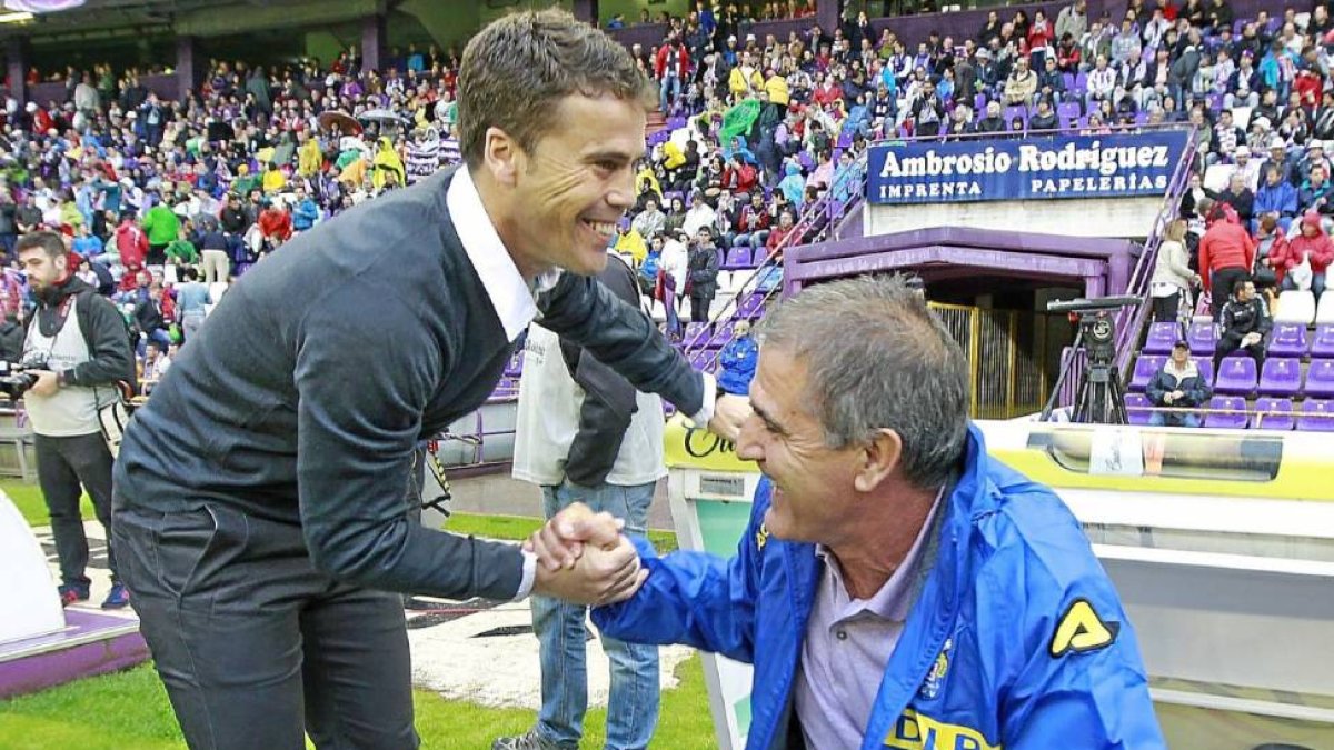 El entrenador blanquivioleta Rubi saluda de forma cordial a su colega Pao Herrera antes del partido.-J.M. Lostau
