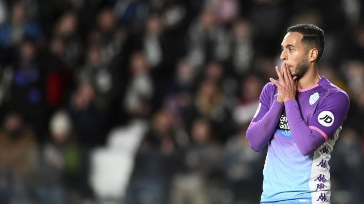Anuar se lamenta de una ocasión errada en Burgos. / LALIGA