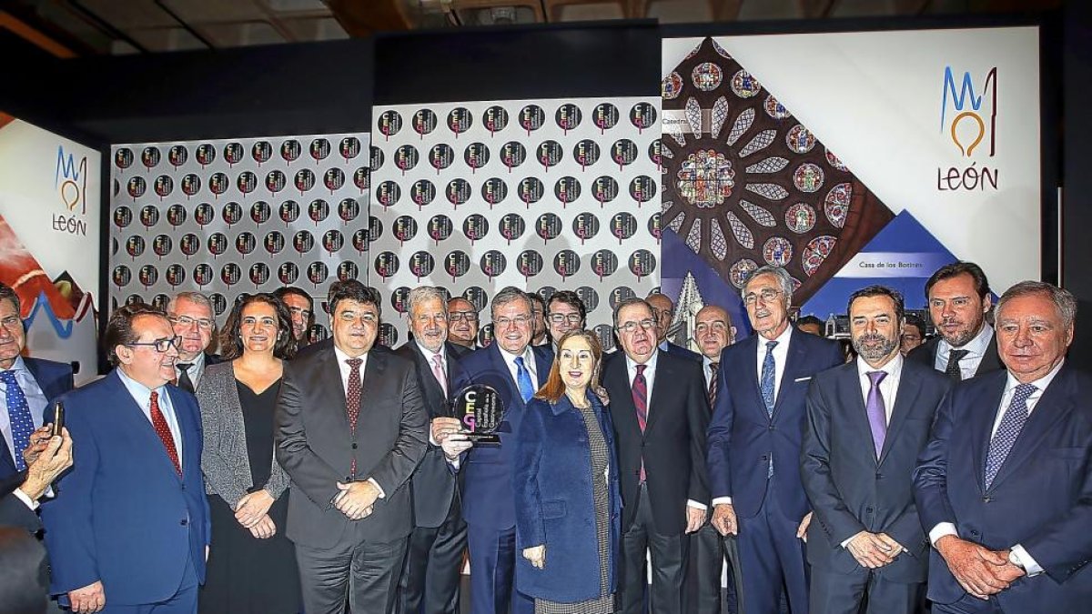 La presidenta de las Cortes y el titular de la Junta, acompañados, entre otros, porla consejera de Turismo y los alcaldes de León, Salamanca y Valladolid, y por el presidente de la Diputación de Valladolid.-RAQUEL P. VIECO