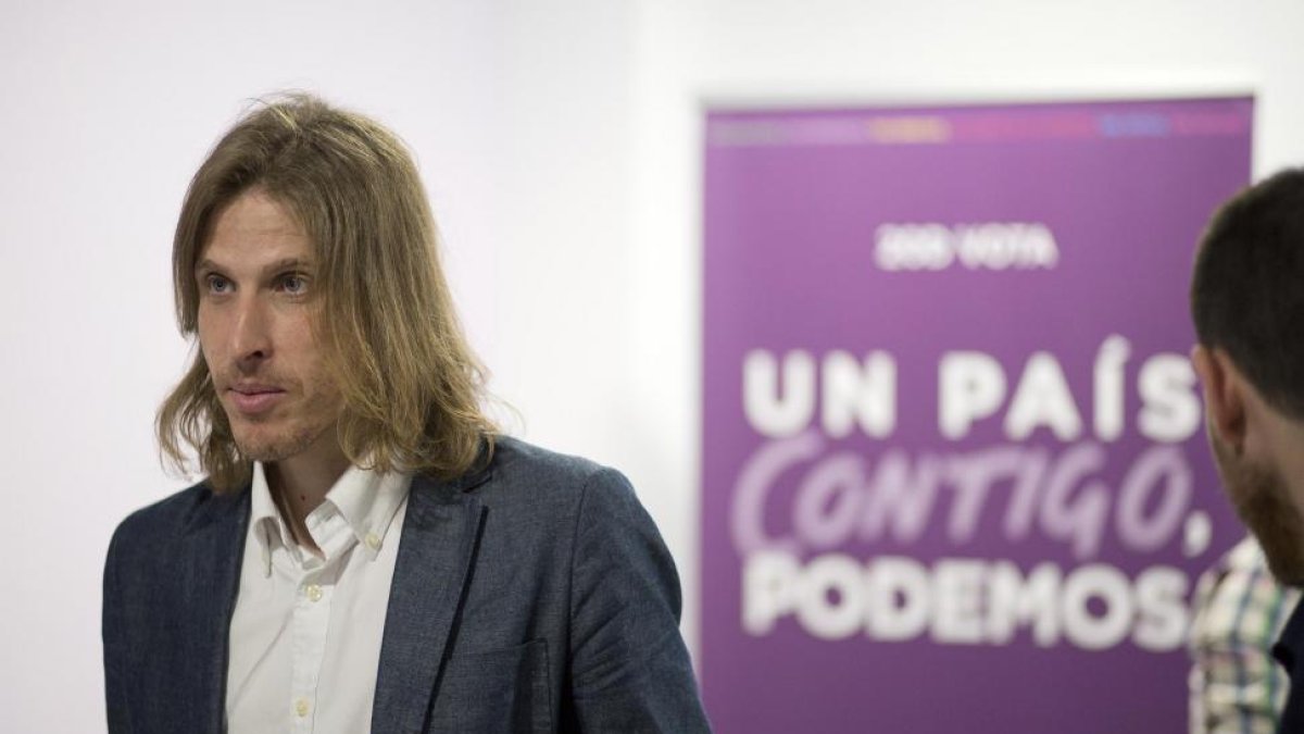 El secretario general de Podemos Castilla y León, Pablo Fernández, y la secretaria de organización, Laura Domínguez, presentan la nueva gestora de Podemos Salamanca.-ICAL