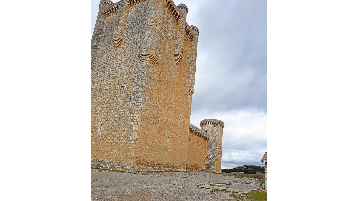Estado del pavimento a los pies de la torre del homenaje del castillo.-A.T.