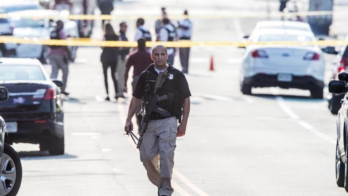 Agentes de policía estadounidenses permanecen en el lugar donde se produjo un tiroteo en Alexandria, Virginia (Estados Unidos), hoy 14 de junio de 2017.-EFE