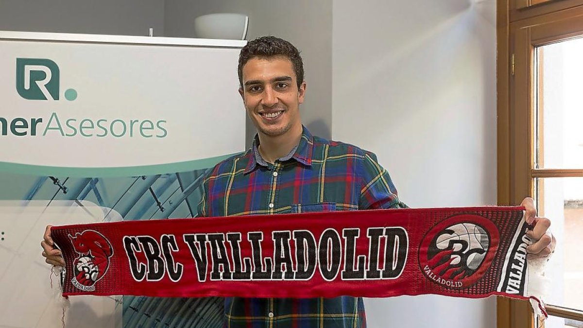Álex Reyes posa sonriente con la bufanda del Ciudad de Valladolid.-PABLO REQUEJO