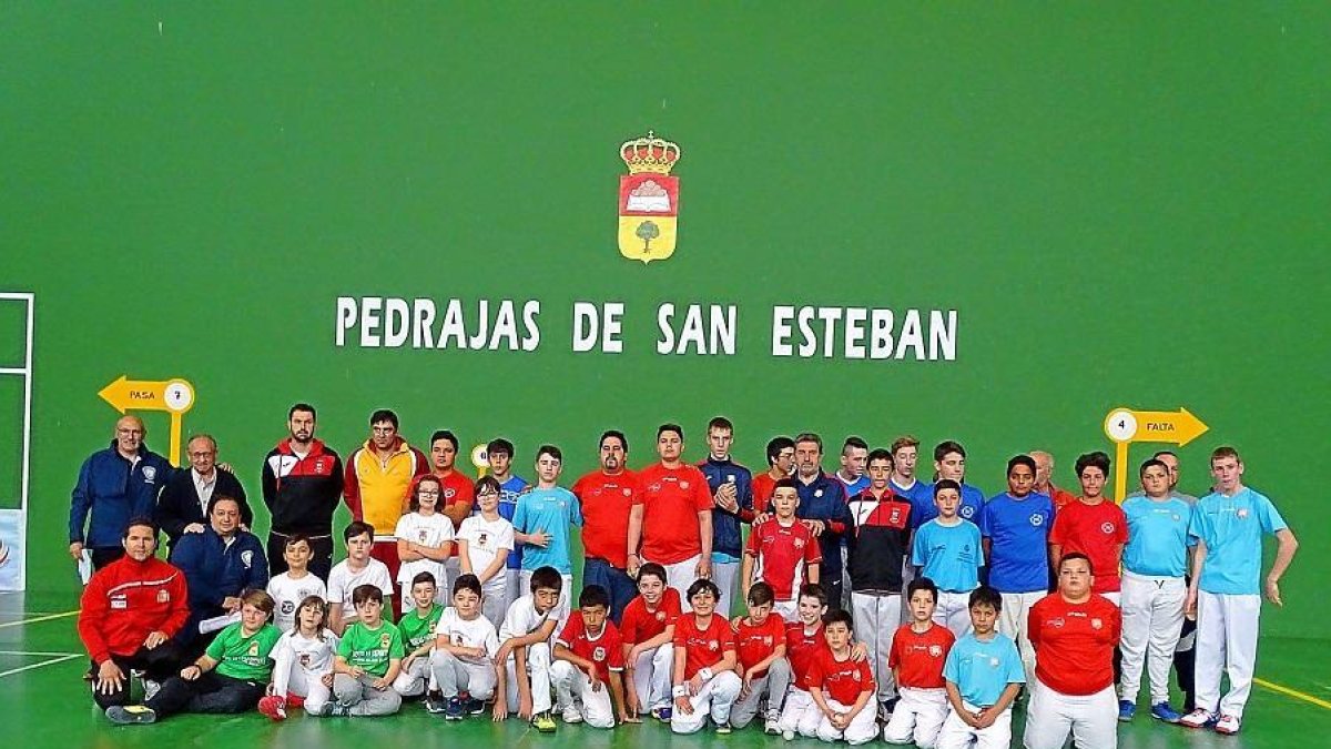 La foto de familia del torneo celebrado en el frontón de Pedrajas de San Esteban.-E. M.
