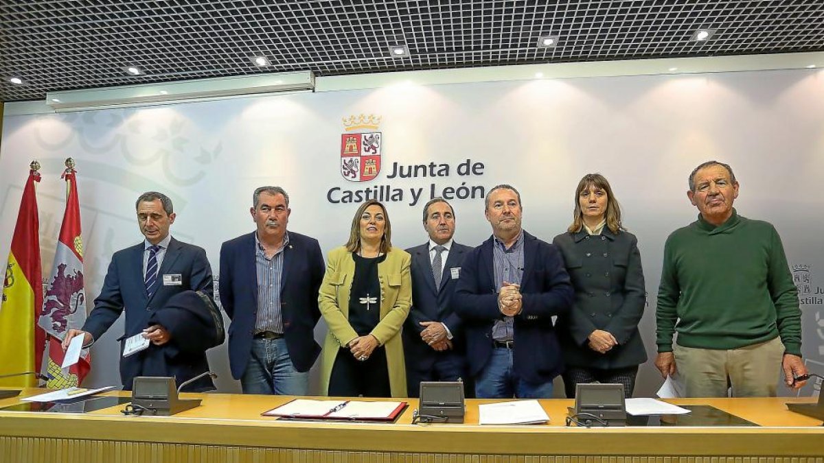 Rivero (Azucarera), González (Alianza), Marcos (Junta), Rico (Acor), Dujo (Asaja), De Miguel (Cecale) y Alonso (Urcacyl).-ICAL
