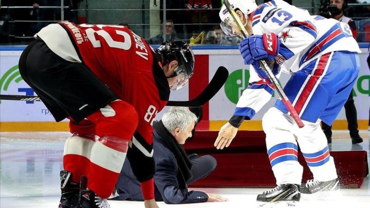 El accidentado saque inicial de Jose Mourinho en un partido de hockey sobre hielo.-AFP