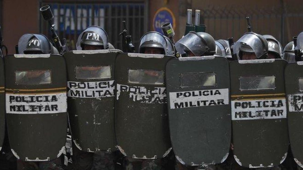 La policía militar desplegada en Cochabamba.-(AP PHOTO JUAN KARITA)