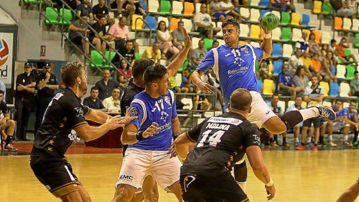 Rubén Río se dispone a lanzar ante la mirada de Abel Serdio, ayer en Ciudad Real.-PHOTO-DEPORTE