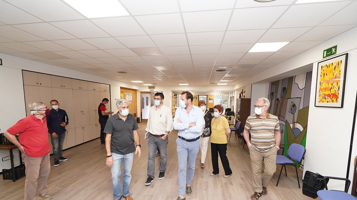 El alcalde, Óscar Puente, y el concejal de Participación Ciudadana y Deportes, Alberto Bustos, en su visita a la nueva sede de la Federación de Vecinos Antonio Machado.- E. M.