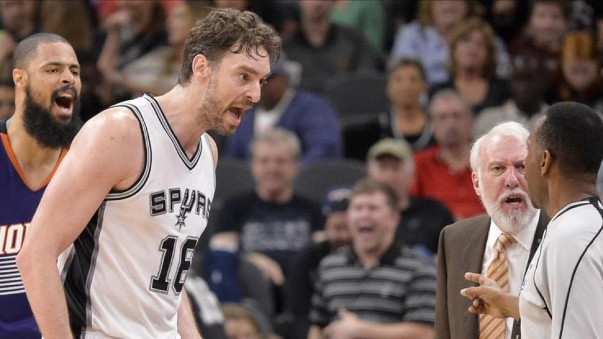 Pau Gasol protesta al árbitro en el último partido de los Bulls.-EFE / DARREN ABATE