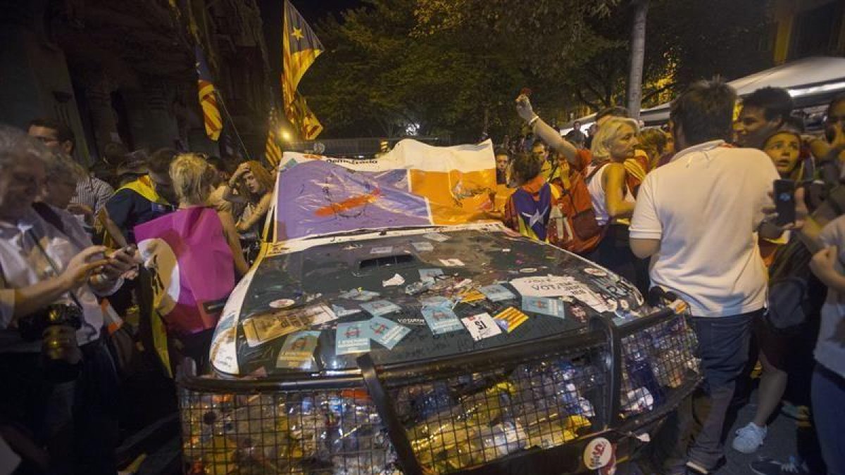Así ha quedado un coche de la Guardia Civil.-EFE