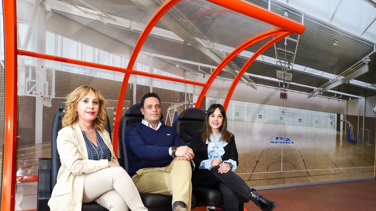 Carmen y Juan Manuel Galván e Inés Sancho Galván sentados en un banquillo fabricado por B2 Sport. - M. A. SANTOS