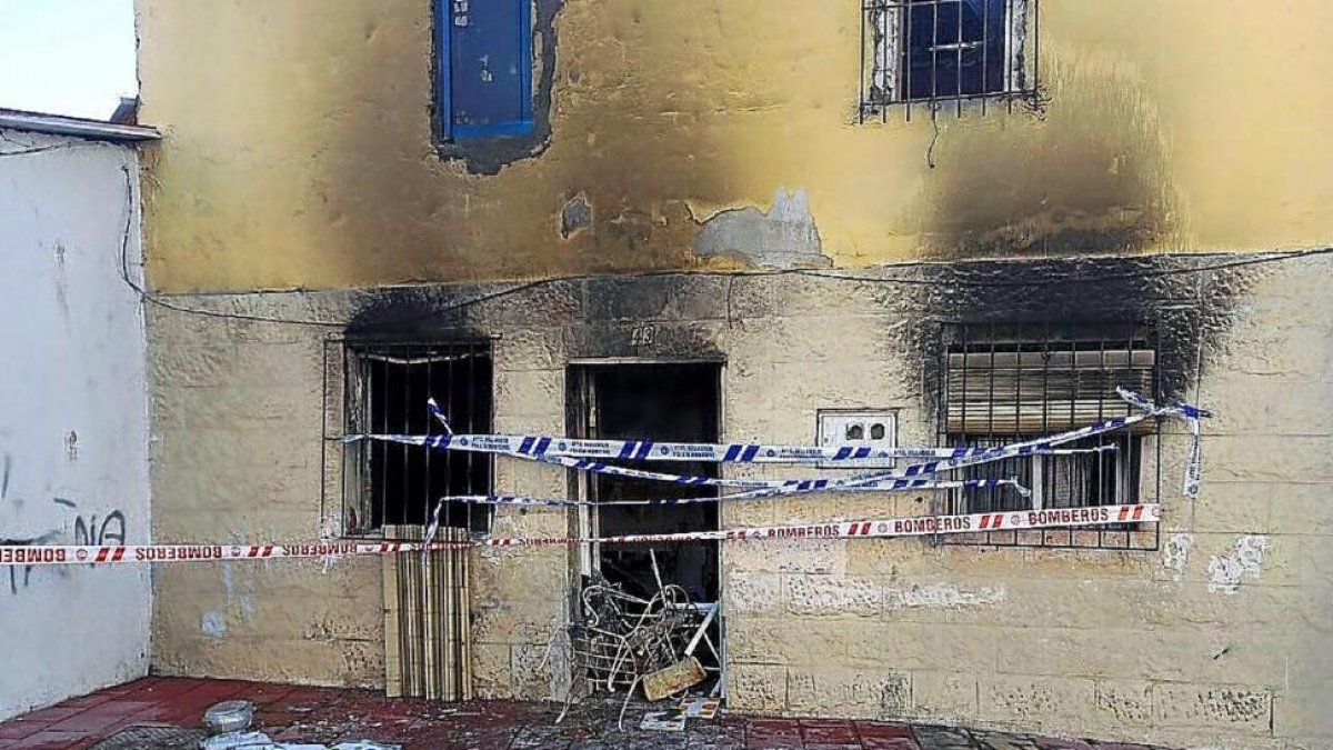 Estado en el que quedó la vivienda tras el incendio.-E. M.