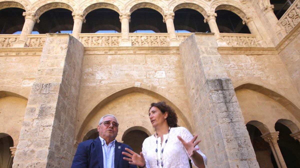 La consejera de Cultura y Turismo, María Josefa García Cirac, y el secretario general de la Fundación Las Edades del Hombre, Gonzalo Jiménez, presentan el próximo programa expositivo de 'Las Edades del Hombre'.-ICAL