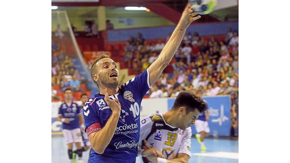Fernando Hernández ante Manu Díaz en el duelo frente a Puente Genil.-J.M.LOSTAU