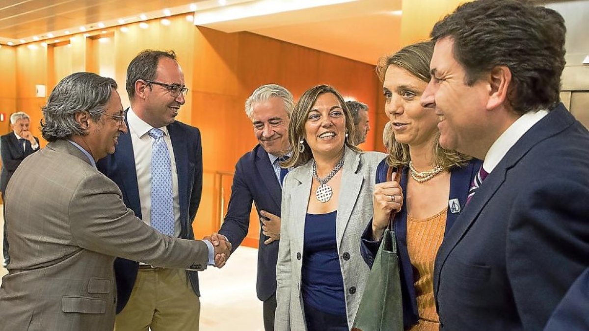 Margarida, a la izda. saluda a las autoridades asistentes al acto de toma de posesión como decano.-ICAL