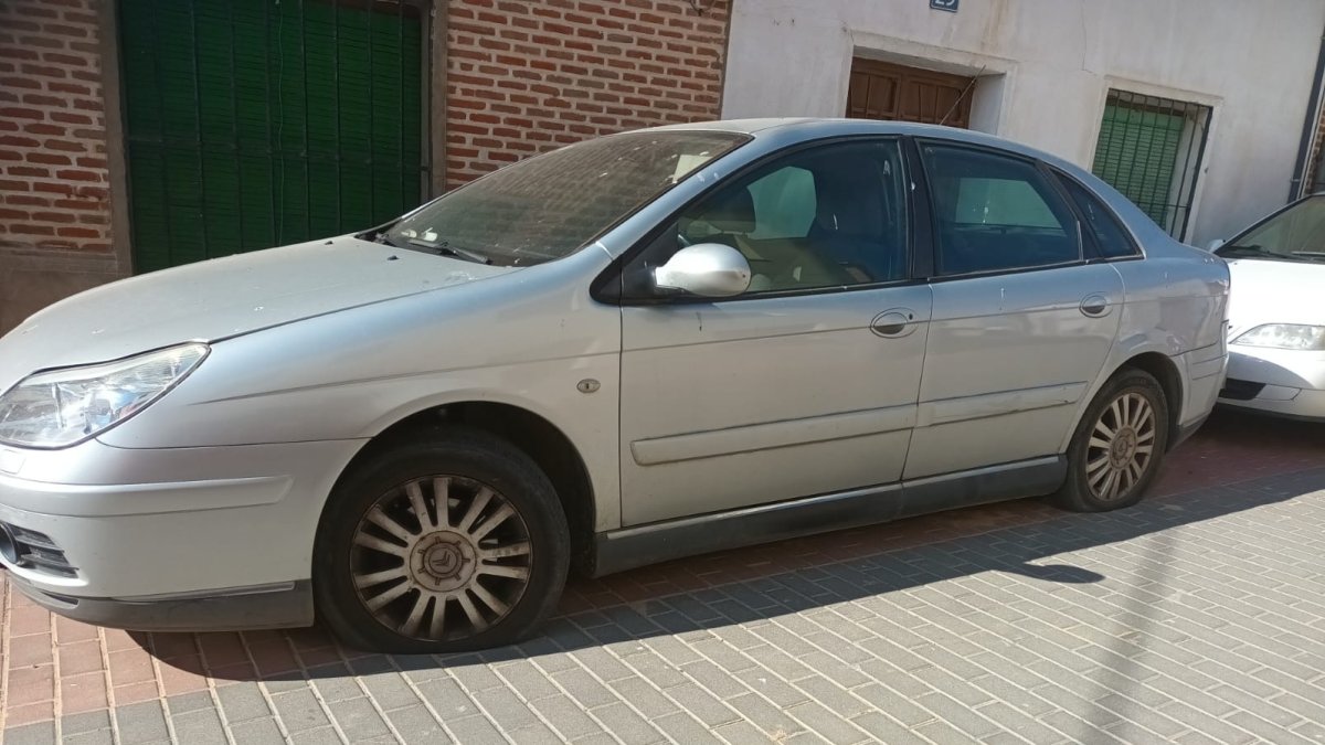Vehículo con las ruedas pinchadas en Alaejos. -E.M.